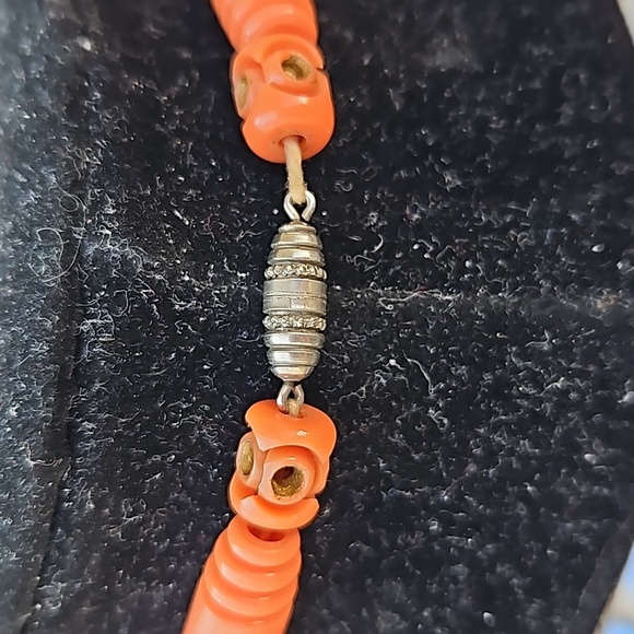 Vintage Lucite Choker Necklace Carved Style Beads Celluloid Barrel Clasp Coral W - Picture 4 of 4